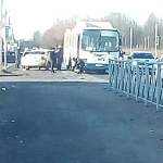 В Великом Новгороде инспекторы ГИБДД выясняют обстоятельства ДТП с автобусом
