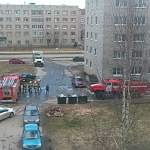 Обычный момент дня: возле студенческих общежитий на улице Парковой в первый день апреля бурлила жизнь