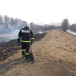 В Великом Новгороде пожарные борются с огнем на валу