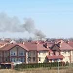 В Великом Новгороде пожарные борются с огнем на улице Орловской