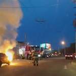 Видео: пожарные сбивали пламя с авто на перекрестке на глазах сотен новгородцев
