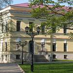 Сколько артефактов в Новгородском музее-заповеднике приходится на каждого посетителя?