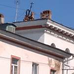 Фотофакт: с крыши дома на улице Большой Московской на головы прохожих могут упасть кирпичи