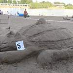 Фотофакт: на пляже Великого Новгорода появились необычные фигуры из песка