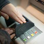 Назван новый способ, который позволяет мошенникам красть деньги из банкомата