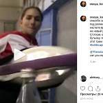 Российская фигуристка сбила крышку бутылки коньком и предложила повторить трюк Стейтему и Макгрегору