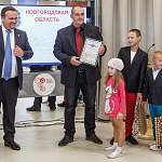 Андрей Никитин вручил первый сертификат «Новгородский гектар»