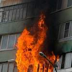 Новгородские сотрудники МЧС спасли двоих детей из горящей квартиры