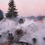 Ранним утром в новгородской деревне потушили пламя от жилого дома