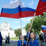 Великий Новгород в триколоре: «53 новости» публикуют фоторепортаж с празднования Дня флага