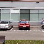 Новгородский водитель не постеснялся занять сразу два места на парковке для инвалидов