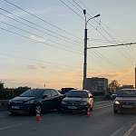 Фотофакт: в Великом Новгороде на проспекте Корсунова столкнулись три автомобиля