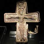 Археологи нашли в Великом Новгороде редкий византийский крест-энколпион