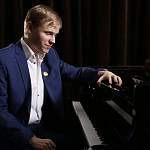 Слепой от рождения пианист-виртуоз даст концерт памяти Александра Вахрушева