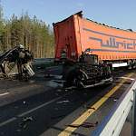 Фотофакт: кабина грузовика развалилась при столкновении на трассе М-11