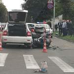 Очевидцы: пассажирку мотоцикла после ДТП с двумя авто в Великом Новгороде увезла реанимация