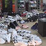 В торговых центрах Великого Новгорода изъяли крупную партию подделок одежды и обуви