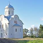 Дмитрий Медведев побывал в уникальном новгородском храме Николы на Липне 