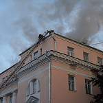 Пожарные продолжают борьбу с огнем в здании на Фёдоровском ручье