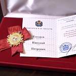 Андрей Никитин вручил президенту «Транснефти» Николаю Токареву знак за меценатство и благотворительность
