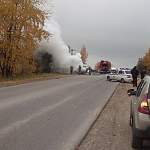 Фотофакт: на Лужском шоссе в Великом Новгороде сгорел автомобиль