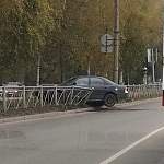 Фотофакт: на Псковской автомобиль вылетел за ограждение