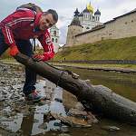 Блогер приехал в Псков и нашел в реке странный предмет