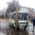 Возле мэрии Великого Новгорода попал в аварию пригородный автобус