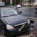 В Великом Новгороде автомобиль въехал на тротуар из-за ДТП