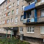 В Великом Новгороде женщина упала с пятого этажа