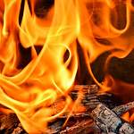 В Окуловском районе погибла женщина на пожаре в многоквартирном доме