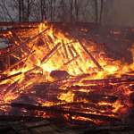 В Маловишерском районе пожар уничтожил целый дом