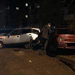 В Великом Новгороде автомобиль протаранил несколько припаркованных машин