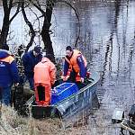 Спасатели помогли скорбящим родственникам добраться на отрезанное водой кладбище
