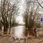 Фотофакт: подтопленная дорога на Рюриково городище