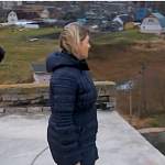Видео: руководитель новгородской медицины Резеда Ломовцева отважно поднимается на крышу больницы