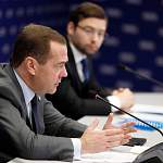 Дмитрий Медведев поручил МВД пресечь незаконное распространение «конфет» с никотином