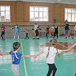 Первыми гостями обновлённого спортзала в Демянске стали семьи посёлка