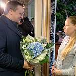 Андрей Никитин поздравил маму первого родившегося в этом году в Новгородской области ребёнка
