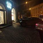 В Великом Новгороде врезался автомобиль в магазин, витрину которого ранее разбил дебошир