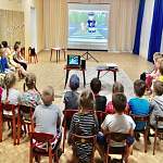 Сотрудники новгородской Госавтоинспекции познакомили детей с правилами дорожного движения через игру