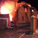 Два человека пострадали на пожаре в Крестцах