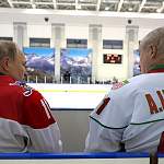 В хоккейном матче Путина и Лукашенко замечена интересная деталь