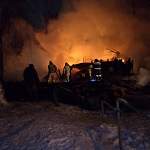 На пожаре в Окуловке местные жители спасли пожилую женщину