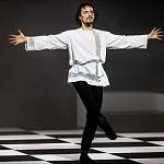 Выдающийся артист балета Сергей Полунин танцует в рубашке, украшенной крестецкой строчкой