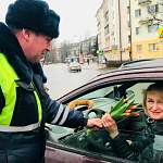 В Великом Новгороде госавтоинспекция провела «Цветочный патруль»