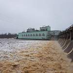Волховская гидроэлектростанция перед паводком уменьшает запасы воды