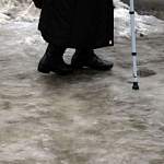 Чудовская пенсионерка получит компенсацию за падение на льду возле магазина