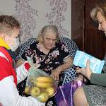 Волонтеры новгородского регионального штаба помогают пожилым людям в борьбе с коронавирусом
