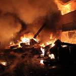 В Великом Новгороде семь часов тушили крупный пожар на промышленном предприятии